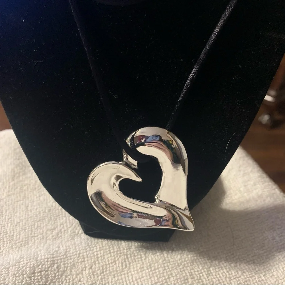 Avon “Floating Heart” Silver Heart Pendant Necklace NIB
